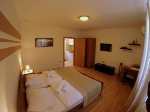 um quarto com uma cama e uma secretária. em Apartments Dalmatino em Dubrovnik