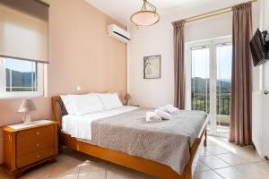 Postel nebo postele na pokoji v ubytování Villa Kounoupas, comfy villa with swimming pool up to 8 guests! + 76 fotografií