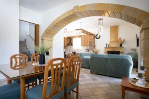 Kuchyň nebo kuchyňský kout v ubytování Villa Kounoupas, comfy villa with swimming pool up to 8 guests!