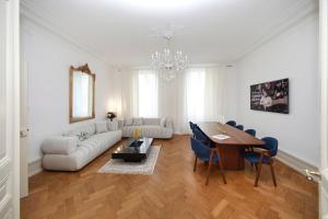 Χώρος καθιστικού στο LE LYNX HAUSSMANIEN appartement tout confort, climatisé avec parking privé, à deux pas du centre