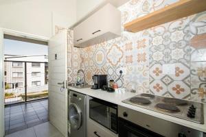 una cocina con fregadero y estufa horno superior en The Paddocks Dainfern, en Fourways
