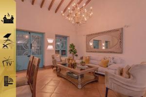 a living room with a couch and a table and a mirror at Vista Bonita - Hacienda Guatape in Guatapé