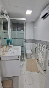 ein weißes Badezimmer mit Waschbecken und Toilette in der Unterkunft White Apartment Calpe in Calpe