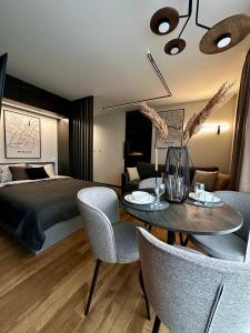 una camera da letto con un letto, un tavolo e delle sedie di Apartamenty Kielce-CARMEL, Rynek, Sienkiewicza, centrum, fv, targi a Kielce