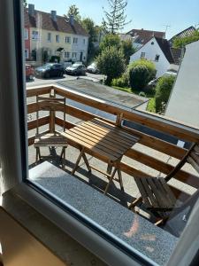 a wooden bench sitting on top of a balcony at Levdream in Leverkusen