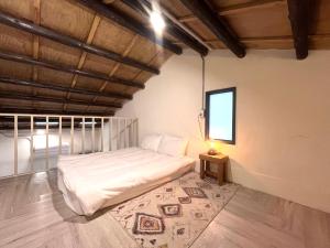 a bedroom with a bed and a table with a lamp at 寄居蟹月租房型詢問日期 in Toufen