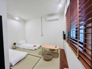 a small room with a table and a couch at 寄居蟹月租房型詢問日期 in Toufen