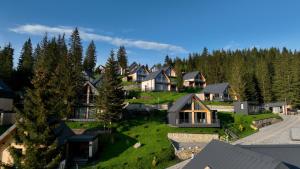 バコヴェルにあるSKOGUR - Home & Resortの緑草の丘の上の家