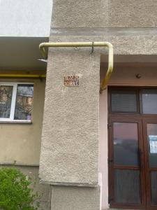 アラドにあるAle Apartamentの小さい鮫の看板が貼られた建物