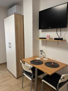 Televiisor ja/või meelelahutuskeskus majutusasutuses 'MONAS' mini apartments
