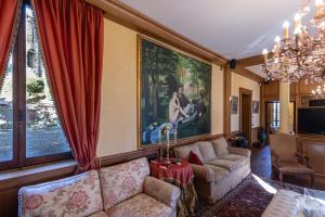 Una sala de estar con un sofá y un cuadro en la pared. en Castello Alidosi, en Castel del Rio