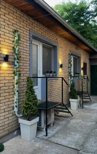 una casa con un tavolo di fronte a una finestra di 'MONAS' mini apartments a Sombor