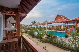 RaVorn Villa Boutique في باتامبانغ: اطلالة المسبح في المنتجع