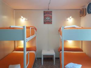 Katil atau katil-katil dalam bilik di Barri Antic Hostel & Pub