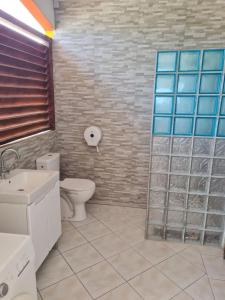 Koupelna v ubytování Appartement spacieux à Grand-Bourg de 90 m² + 6 fotografií