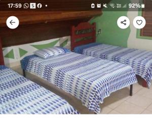 Giường trong phòng chung tại Pensao do Fabio