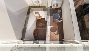 einen Balkon mit Blick über die Decke eines Gebäudes in der Unterkunft Casinha da Rita by Home Sweet Home Aveiro in Aveiro + 32 Fotos