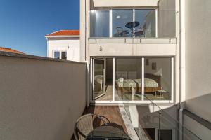 einen Außenblick auf einen Balkon eines Gebäudes in der Unterkunft Casinha da Rita by Home Sweet Home Aveiro in Aveiro