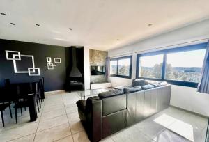 ein Wohnzimmer mit Sofa und Tisch in der Unterkunft Casa Maju - Private pool with mountain views in Pals + 13 Fotos