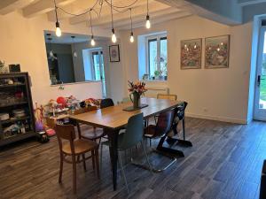a dining room with a table and chairs at Idéal 24H du Mans - 3 chambres, jardin & stationnement facile in Saint Pavace