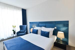 Ένα ή περισσότερα κρεβάτια σε δωμάτιο στο Art Plaza Hotel