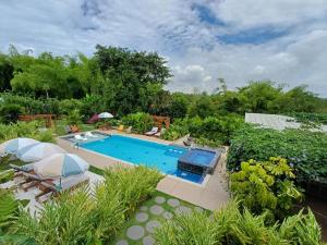 亚美尼亚Cannatel Exclusive Hotel的花园游泳池的顶部景色