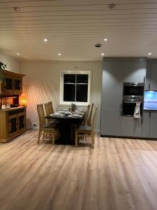 a kitchen with a table and chairs in a room at Bella Karnes in Oksevik