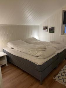 a large bed in a room with at Bella Karnes in Oksevik