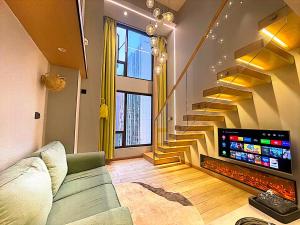 a living room with a couch and a fireplace at 哲帆名宿 西永微电园龙湖高新天街Loft智能店 in Tuzhu