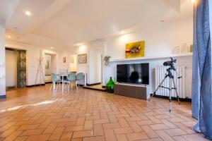 eine Kamera auf einem Stativ in einem Wohnzimmer mit einem TV in der Unterkunft 15th-Century Apt, City-MXP Train in Mailand