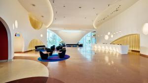 Лобби или стойка регистрации в Universal's Terra Luna Resort