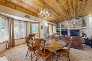 Η κουζίνα ή μικρή κουζίνα στο The Blue Spruce Retreat