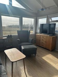 TV a/nebo společenská místnost v ubytování Cozy Kálfhóll in South Iceland + 11 fotografií