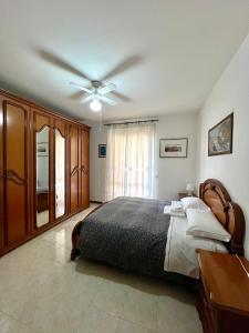 a bedroom with a bed and a ceiling fan at Appartamento tra il borgo e il lago in Anguillara Sabazia