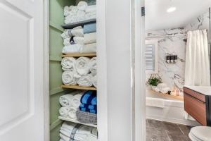 ein Badezimmer mit einem Schrank voller Handtücher in der Unterkunft Suburban 3BR Stylish Oasis in Maplewood + 29 Fotos