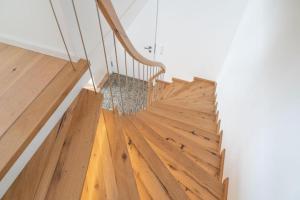 eine Holztreppe in einem Haus mit Holzböden in der Unterkunft Hof Hallenberg in Hallenberg