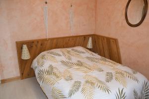 a bedroom with a bed with a wooden head board at Douceur et quiétude rurale in Lassay-sur-Croisne