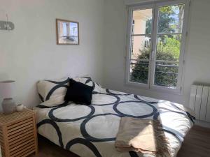 a bedroom with a bed and a window at Disneyland 10 minutes Paris 35 minutes in Bussy-Saint-Georges