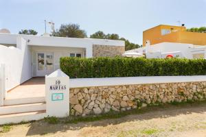 a house with a sign that says no knisks at Villa 10 Marias in Cala Blanca