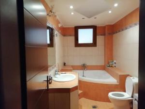 Fotografie z fotogalerie ubytování Dima's house v destinaci Vromerí + 7 fotografií