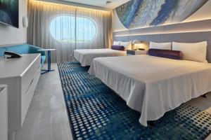 Кровать или кровати в номере Universal's Terra Luna Resort +10 фотографий