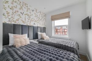 Postel nebo postele na pokoji v ubytování Battersea Park & Power Station, USA Embassy Newly renovated elegant 2bed