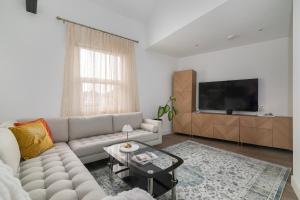 TV a/nebo společenská místnost v ubytování Battersea Park & Power Station, USA Embassy Newly renovated elegant 2bed