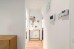 TV a/nebo společenská místnost v ubytování Battersea Park & Power Station, USA Embassy Newly renovated elegant 2bed + 4 fotografie