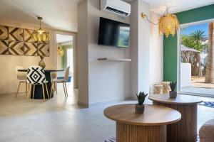 TV a/nebo společenská místnost v ubytování MarSenses Natura Olea Hotel - Adults Only