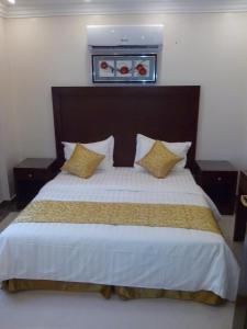 A bed or beds in a room at شقق برج نوران للشقق المخدومة