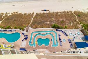 una vista aerea su un parco acquatico vicino alla spiaggia di Oceanfront with Lazy River and Huge Pool Oasis a Myrtle Beach
