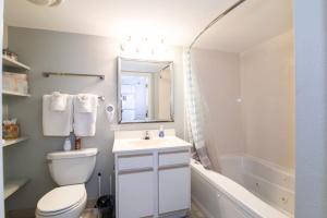 Vannituba majutusasutuses Oceanfront with Lazy River and Huge Pool Oasis