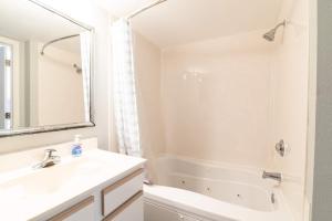 Vannituba majutusasutuses Oceanfront with Lazy River and Huge Pool Oasis