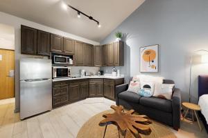 Una sala de estar con un sofá y una cocina. en Quaint Prospector Lodge Studio #729, en Park City 23 fotos más